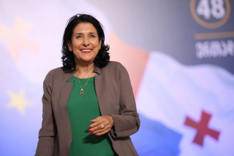 G&uuml;rcistan Cumhurbaşkanı AstraZeneca aşısı oldu