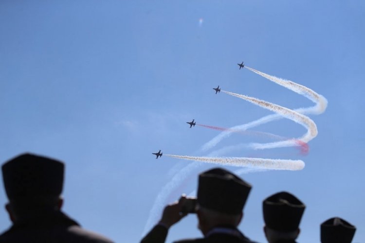 T&uuml;rk Yıldızları'nın g&ouml;sterisi nefes kesti