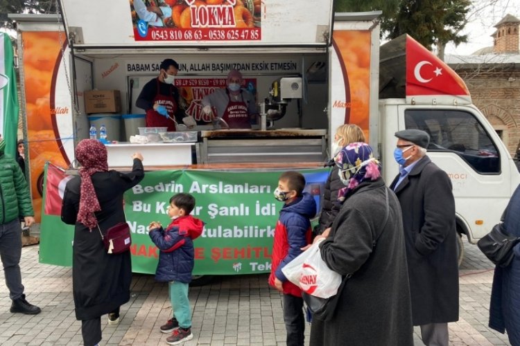 Bursaspor'un taraftar grubu Teksas, &Ccedil;anakkale Zaferi'nin 106. yılında lokma dağıttı