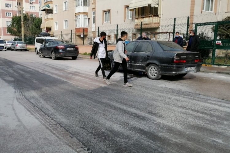 Seyir halindeki otomobil alev alev yandı
