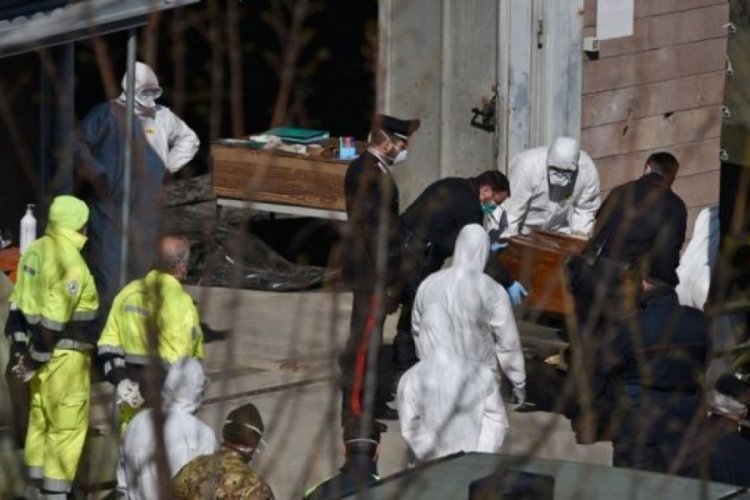 İtalya'da Covid-19 kurbanları anıldı