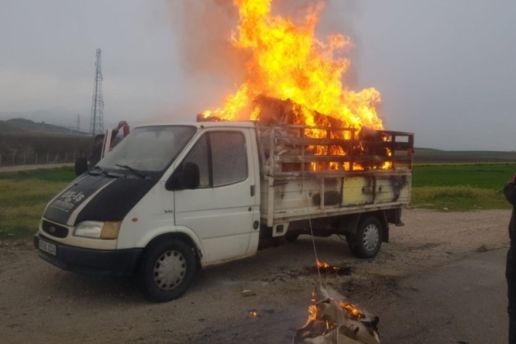 Seyir halindeki kamyonetin kasasındaki eşyalar alev aldı