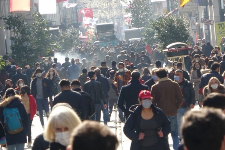 Vaka sayıları artarken İstiklal Caddesi'ndeki kalabalık pes dedirtti