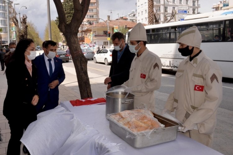 Hatay'da vatandaşlara &Ccedil;anakkale şehitlerinin men&uuml;s&uuml; ikram edildi