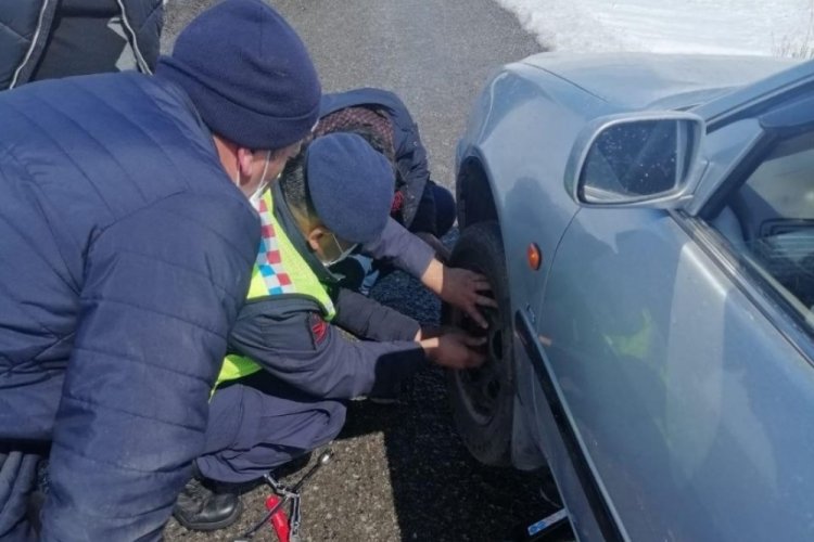 Lastiği patlayan vatandaşın imdadına Jandarma yetişti