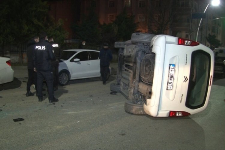 Kontrolden &ccedil;ıkan ticari ara&ccedil;, otomobillere &ccedil;arparak yan yattı