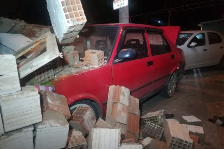 Kaza yaptı, aracındaki yaralı kadını bırakıp ka&ccedil;tı