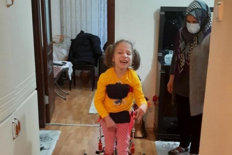 8 yaşındaki SP hastası Miray'ın 'ilk adım' mutluluğu