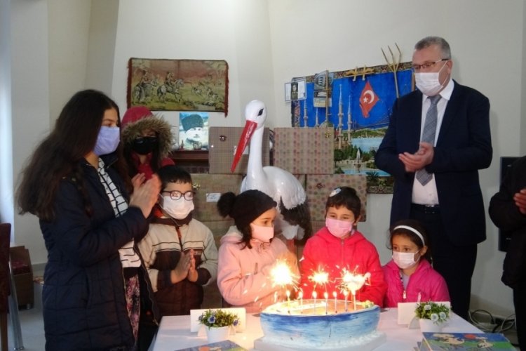 Bursa'da Yaren Leylek'in 10'uncu gelişi pastayla kutlandı