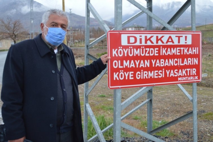 Muhtar k&ouml;y girişine 'yabancılar giremez' tabelası astı: Vaka g&ouml;r&uuml;lmedi