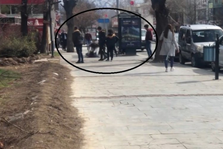 Kızlar kavga etti, erkekler seyretti!