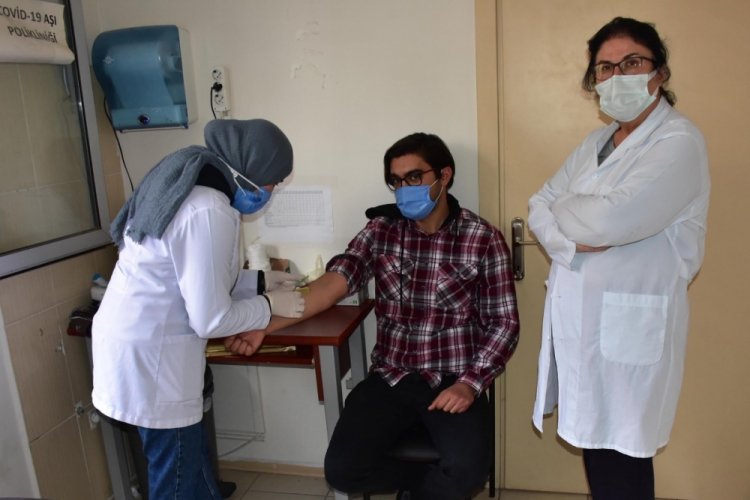 Profes&ouml;r K&ouml;se: CoronaVac &ccedil;ok etkili, herkes aşılansın