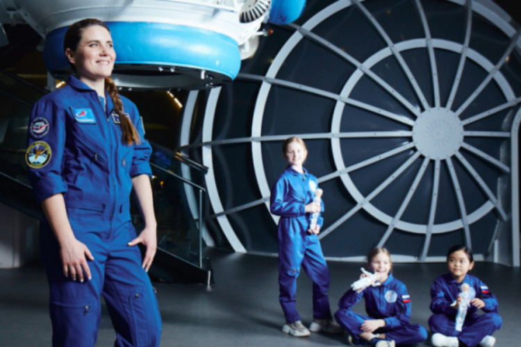 Rus kozmonot için Barbie bebek üretildi Dünyadan