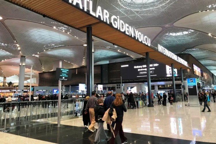 Ka&ccedil;ak koronavir&uuml;s ila&ccedil;larıyla havalimanında yakalandı