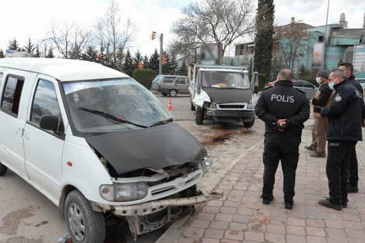 Elazığ'da kamyonet ile minib&uuml;s &ccedil;arpıştı: 8 yaralı