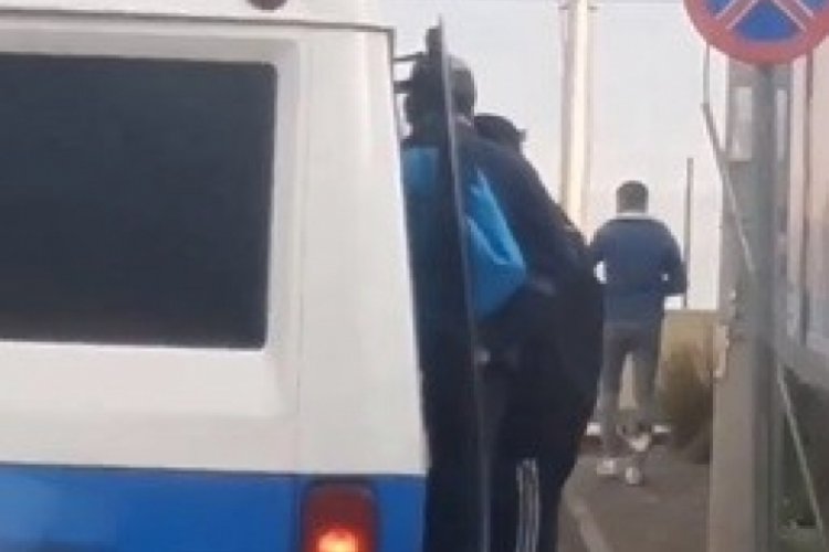 Bursa'da minib&uuml;sten 28 kişi &ccedil;ıktı! Zabıta ekipleri affetmedi