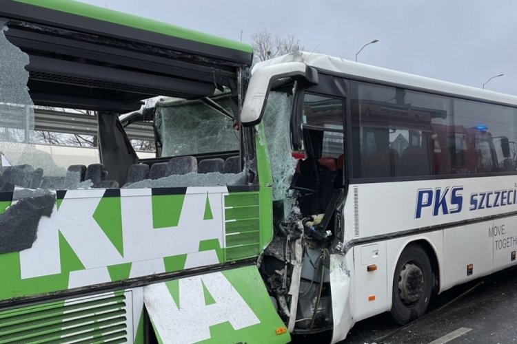 Polonya'da askerleri taşıyan otob&uuml;sler kaza yaptı: 22 yaralı