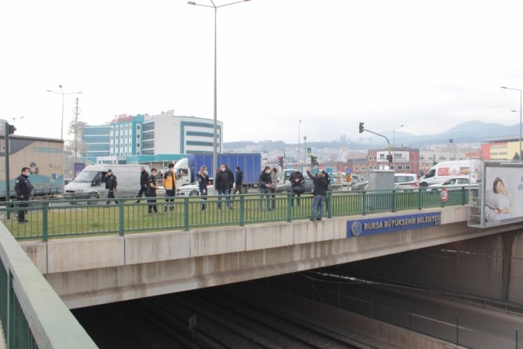 Bursa'da 112 görevlisi köprüden atlamak isteyen adamı yakaladı