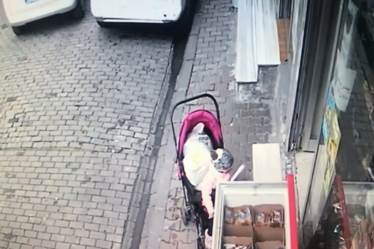 Bebek arabası devrildi, s&uuml;r&uuml;c&uuml;n&uuml;n dikkati faciayı &ouml;nledi