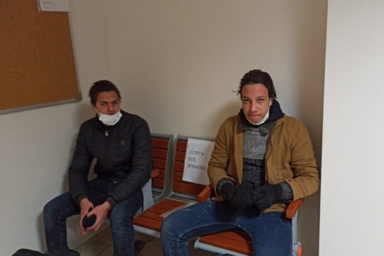 Bursa'da yurt dışından otomotiv fabrikasına malzeme getiren tırın i&ccedil;inden 2 ka&ccedil;ak &ccedil;ıktı