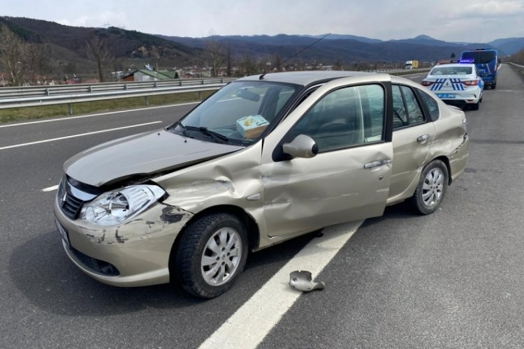 Ref&uuml;je &ccedil;arpan otomobile, arkadan gelen TIR &ccedil;arptı: 2 yaralı