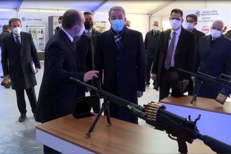 Bakan Akar, şehit &uuml;steğmenin tasarladığı el bombasını inceledi