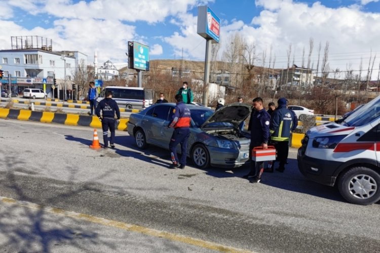 Otomobille kamyonet &ccedil;arpıştı