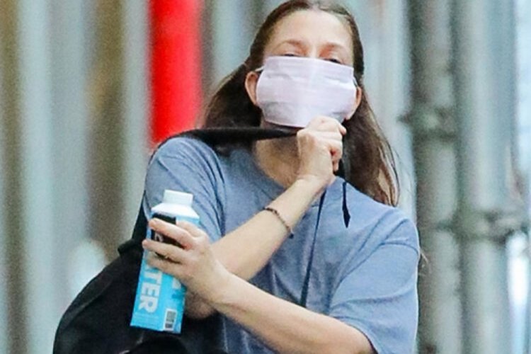 Drew Barrymore sokakta yalın ayak dolaştı!