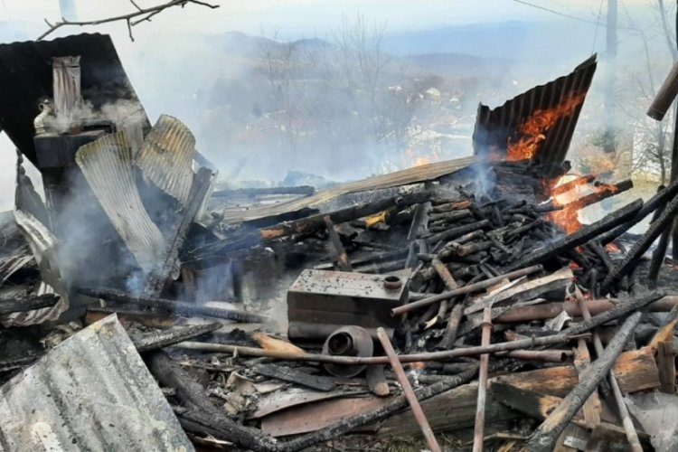 Kazan dairesinde başlayan yangında ev ile samanlık yandı