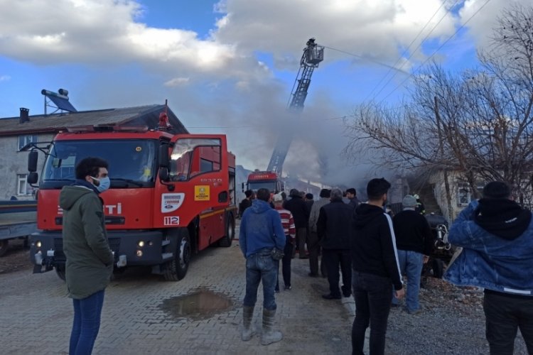 &Ccedil;atıda &ccedil;ıkan yangın eve sı&ccedil;ramadan s&ouml;nd&uuml;r&uuml;ld&uuml;