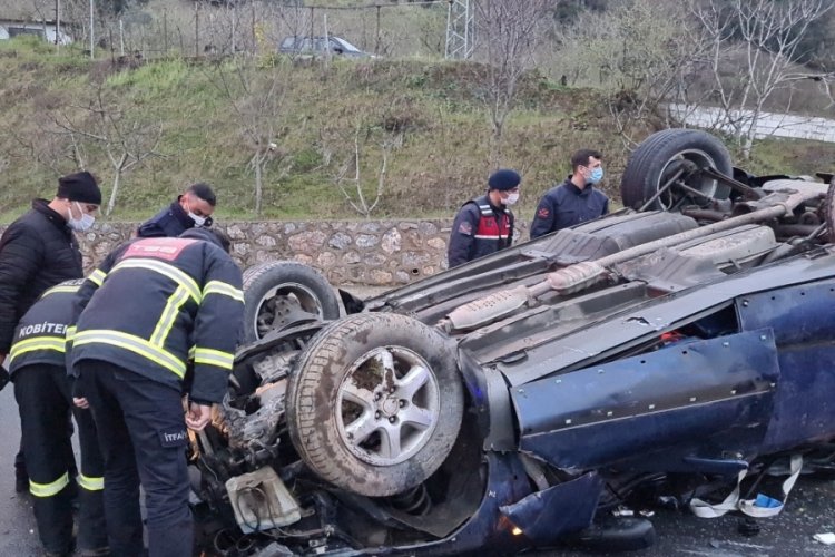 Kontrolden &ccedil;ıkan otomobil aydınlatma direğine &ccedil;arptı: 4 yaralı