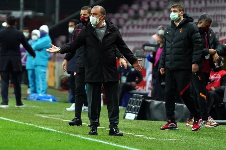 Fatih Terim sarı kart g&ouml;rd&uuml;