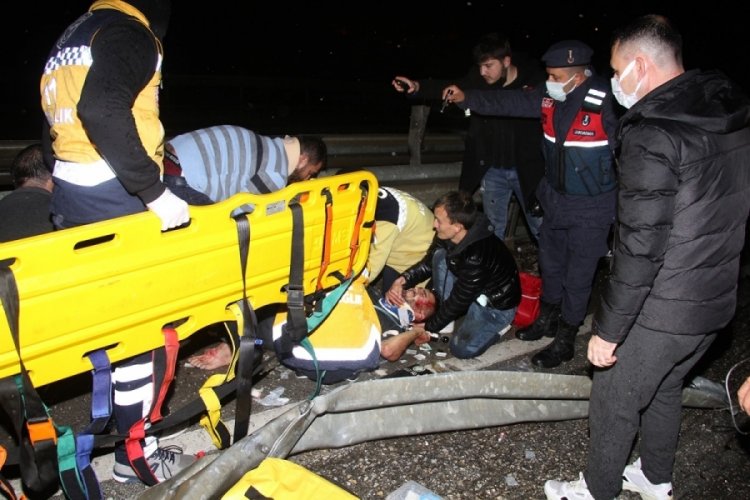 Şarampole devrilen tırın kupası ikiye b&ouml;l&uuml;nd&uuml;