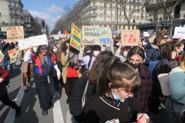 Fransa'da &ccedil;evreci &ouml;ğrencilerden k&uuml;reselleşme karşıtı protesto