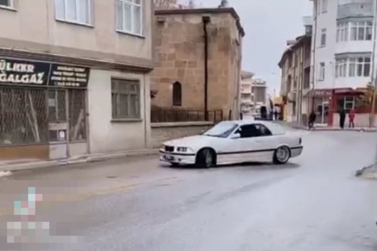 Trafiği tehlikeye sokan s&uuml;r&uuml;c&uuml; sosyal medya paylaşımından yakalandı