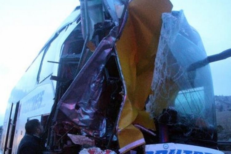 Yolcu otob&uuml;s&uuml;, arıza yapan kamyona &ccedil;arptı! Yaralılar var
