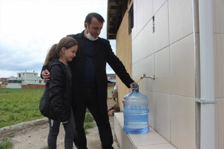 Bursa'da muhtar bir liraya bir damacana su satıp 13 öğrenciye burs verdi