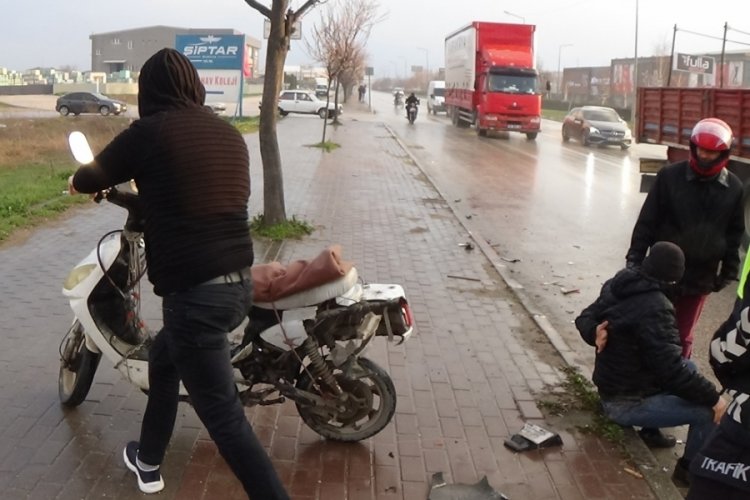 Bursa'da &ccedil;arptı, metrelerce s&uuml;r&uuml;kleyip kaldırıma fırlattı!