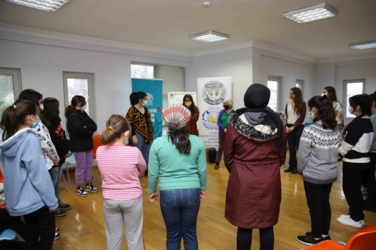 Bursa'da gen&ccedil; kızlara "Değişen ben" at&ouml;lyesi