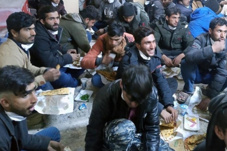 Şanlıurfa'da yolcu otob&uuml;s&uuml;nde yakalandılar! Tam 82 kişi...