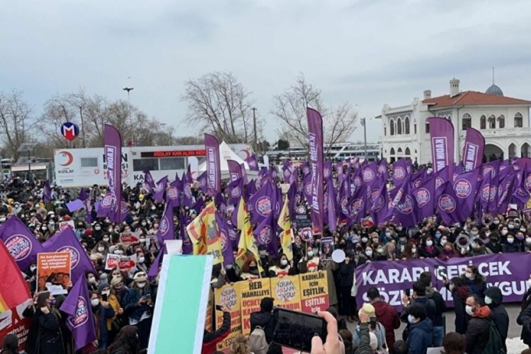 İstanbul S&ouml;zleşmesi'nden &ccedil;ıkılmasına tepki g&ouml;steren kadınlar eylem yaptı