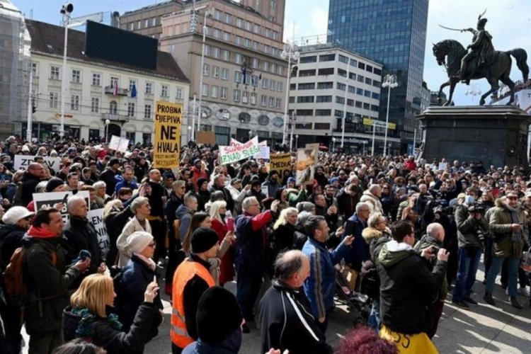 Avrupa, Kovid-19 yasaklarını protesto etmek i&ccedil;in sokaklara d&ouml;k&uuml;ld&uuml;