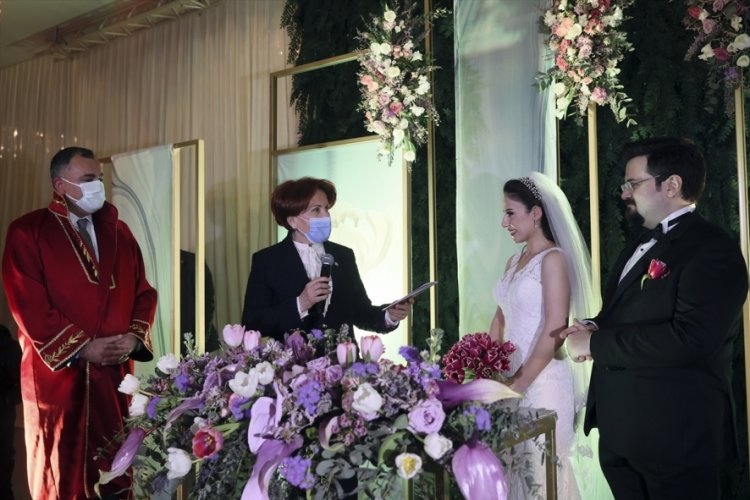 Akşener, Ensarioğlu &ccedil;iftine nikah şahitliği yaptı