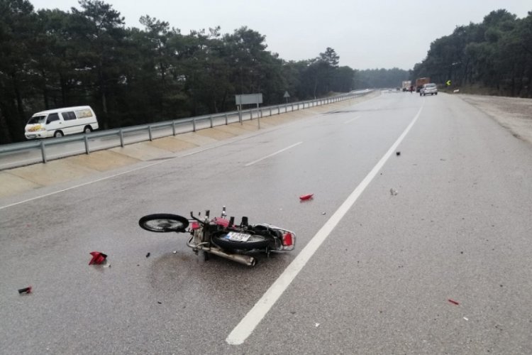 Kazada motosikletli s&uuml;r&uuml;c&uuml; feci şekilde &ouml;ld&uuml;