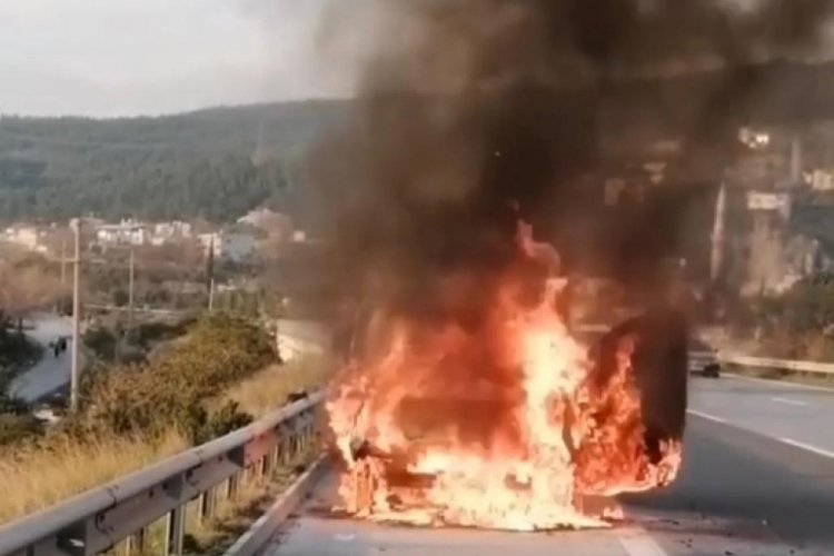 Ara&ccedil; otobanda alev aldı! Canlarını zor kurtardılar