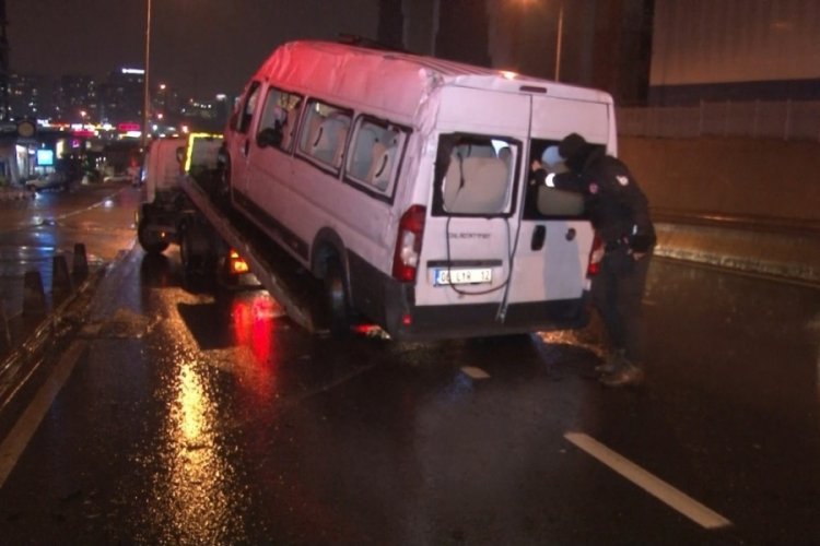 Polis minib&uuml;s&uuml; kaza yaptı