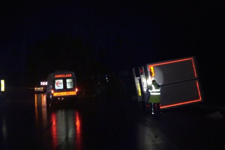 Bursa'da yağış nedeniyle kontrolden &ccedil;ıkan TIR devrildi