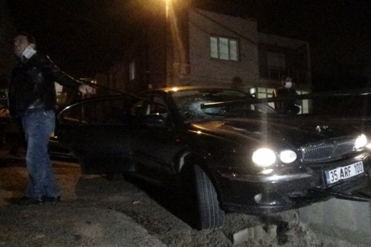 Polisten ka&ccedil;an ş&uuml;phelinin otomobili demirlere saplandı