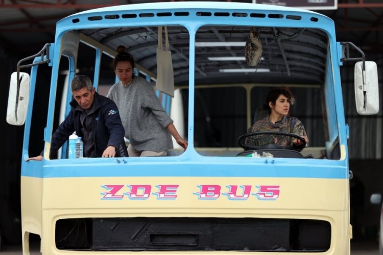 Hayallerinin peşinden gitmek i&ccedil;in aldığı 45 yaşındaki otob&uuml;s&uuml;, Bursa'da karavana d&ouml;n&uuml;şt&uuml;r&uuml;yor