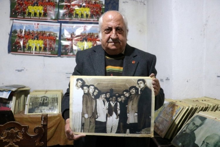 Aşık Veysel'in &ouml;lmeden &ouml;nce &ccedil;ekilen son fotoğrafı ortaya &ccedil;ıktı